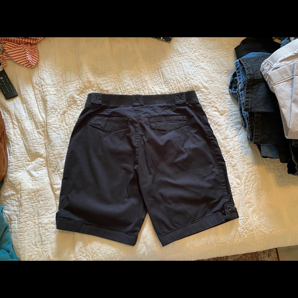 Two pair of Lee relaxed fit shorts in black and light gray, Sz 16 medium